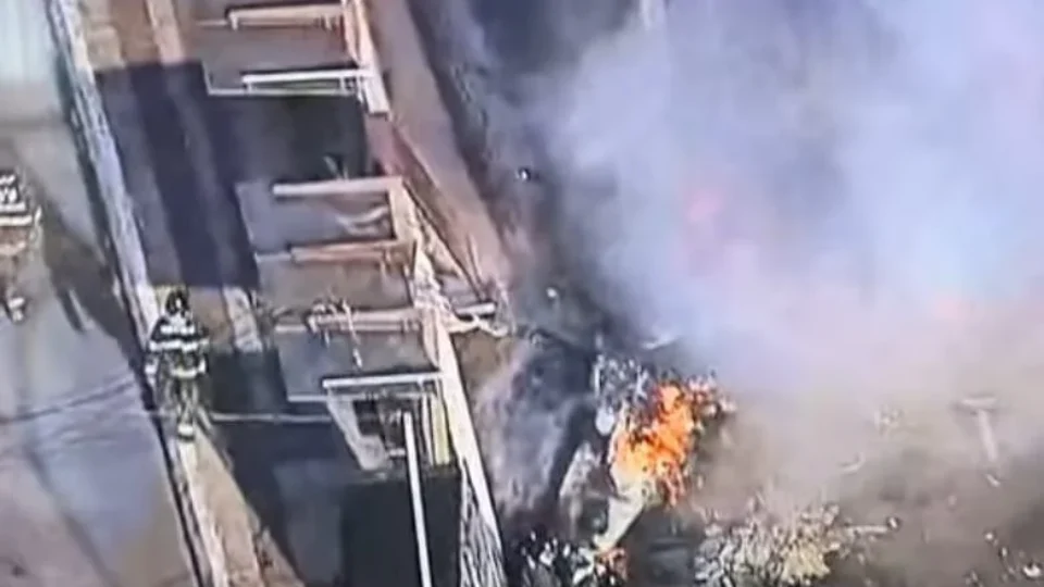 Avião de pequeno porte cai em avenida da Zona Oeste de São Paulo