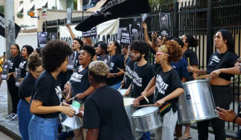 Ativistas protestam na casa de general acusado por assassinato de Rubens Paiva no Rio