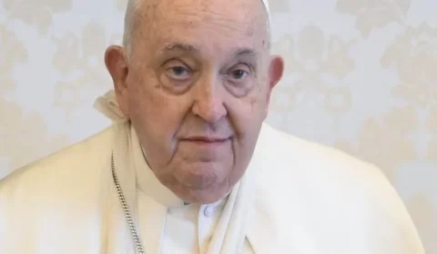 Internado por pneumonia e em estado crítico, papa teve ‘noite tranquila’, segundo Vaticano