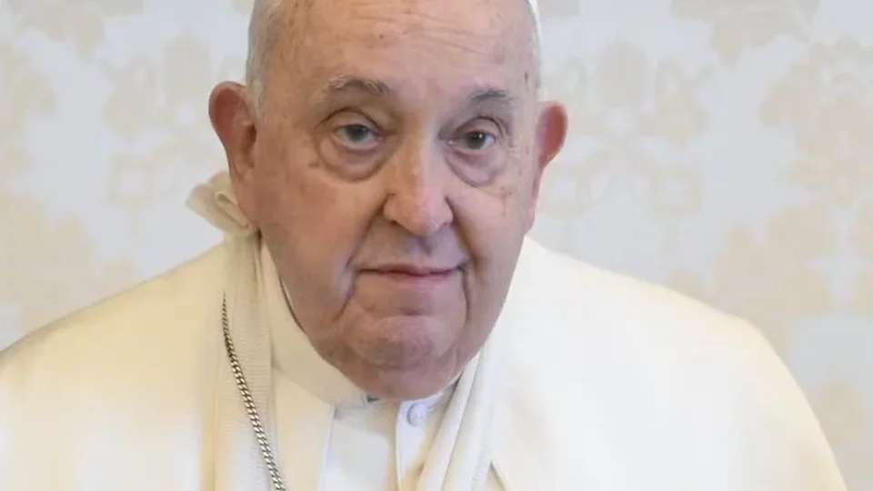 Internado por pneumonia e em estado crítico, papa teve ‘noite tranquila’, segundo Vaticano