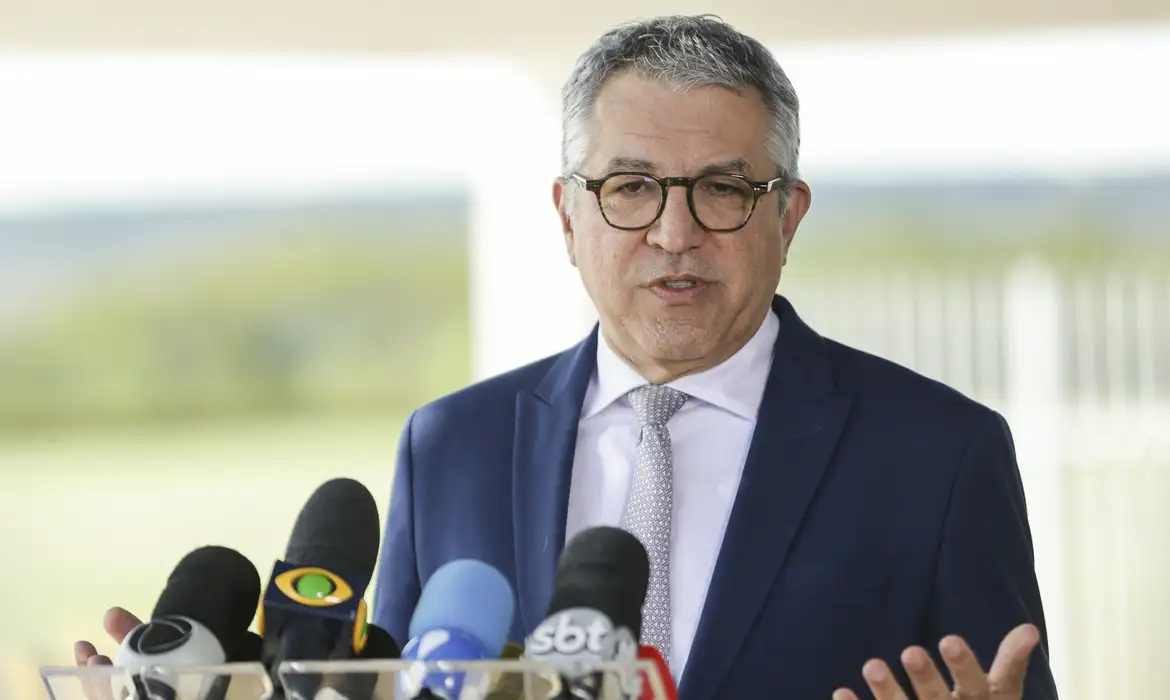 Governo Lula prepara ‘Mais Especialistas’ para reduzir espera por especialidades no SUS