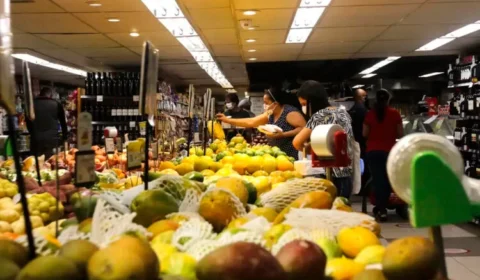 Veja quais alimentos mais subiram e quais mais caíram em maio; batata dispara quase 45%