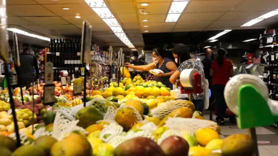Veja quais alimentos mais subiram e quais mais caíram em maio; batata dispara quase 45%