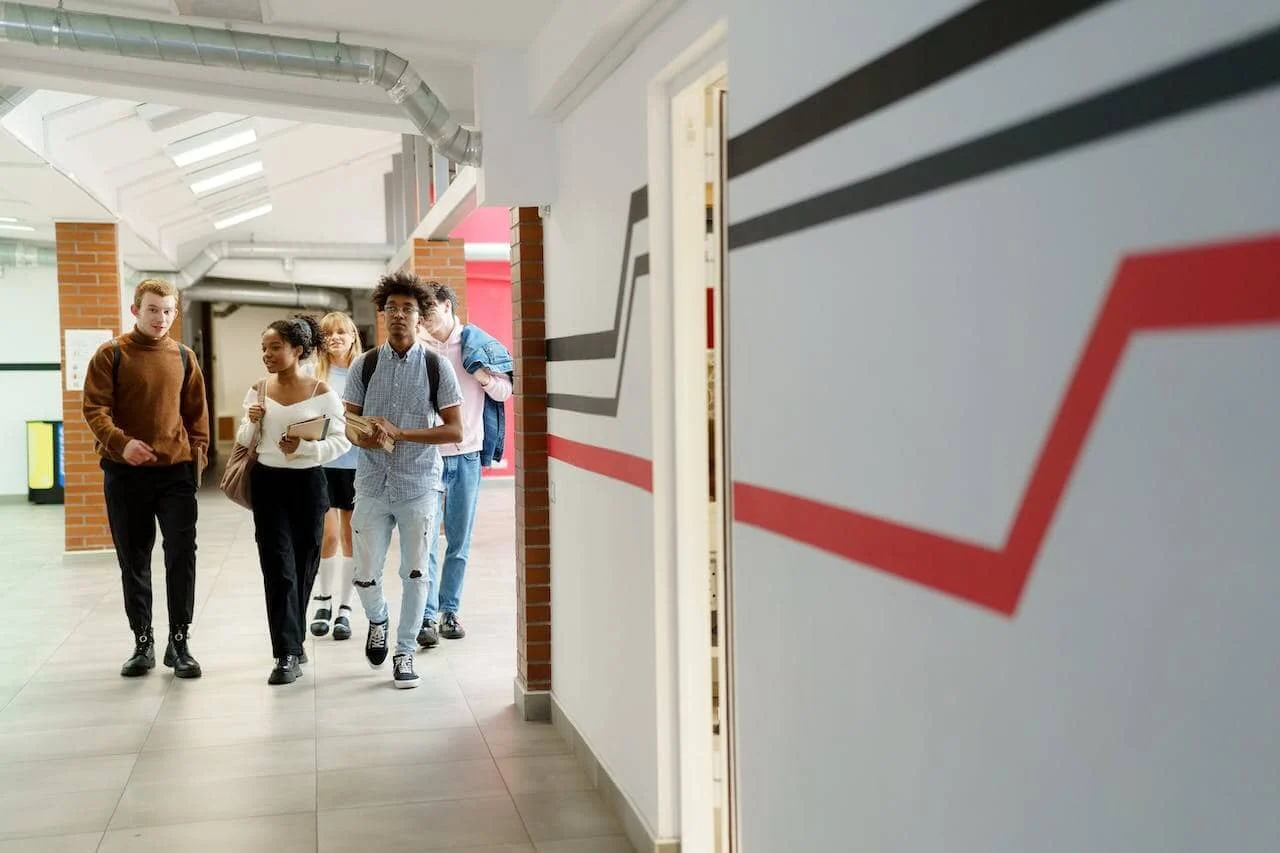 Grupo de estudantes chegando na sala de aula