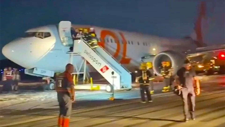 Veja vídeo: avião da Gol bate em carro de manutenção na pista do Galeão (RJ)