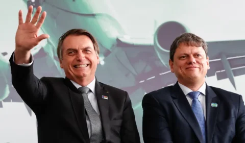 Tarcísio avisa aliados que aceita disputar Planalto em 2026 se Bolsonaro quiser