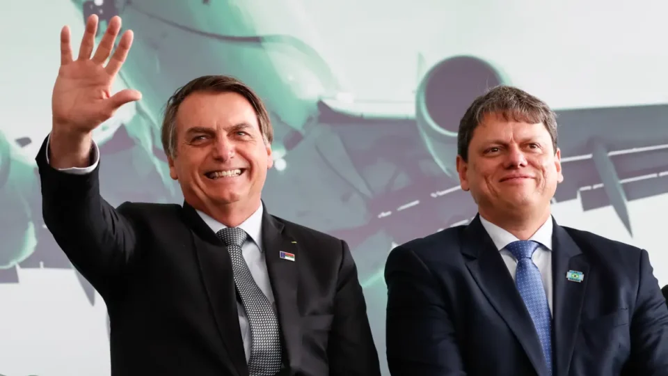 Tarcísio avisa aliados que aceita disputar Planalto em 2026 se Bolsonaro quiser