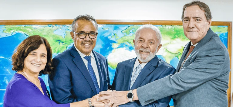 O diretor da OPAS, Jarbas Barbosa, a ministra da saúde, Nísia Trindade, o diretor-geral da OMS, Tedros Adhanom e o presidente Lula no Palácio do Planalto. Foto: Ricardo Stuckert