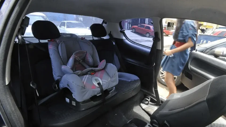 Veja as regras para o uso da cadeirinha infantil nos carros