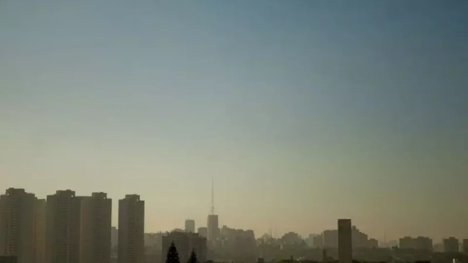 Frente fria deve acabar com excesso de calor no final de semana e trazer chuvas