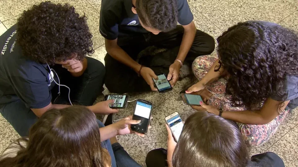 Sinais de abstinência preocupam famílias com restrição de celulares nas escolas do RJ