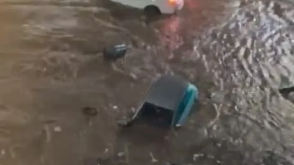 Motorista de app é encontrada morta em carro submerso após temporal em SP