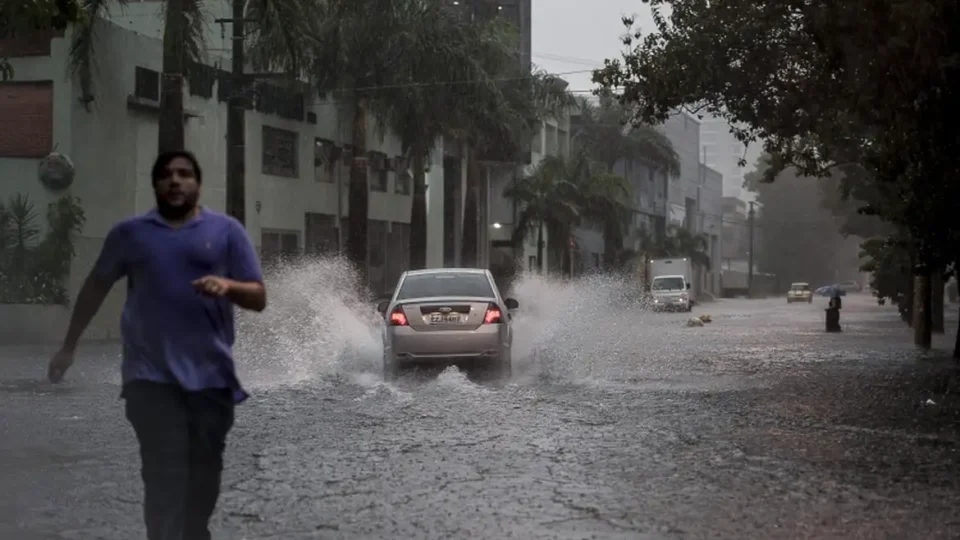 Fevereiro encerra com onda de calor e alertas para temporais