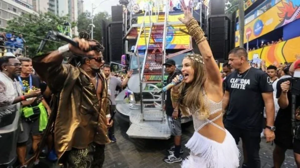 Vídeo: Claudia Leitte é vaiada em 1º dia do Carnaval de Salvador, nos 40 anos da Axé Music