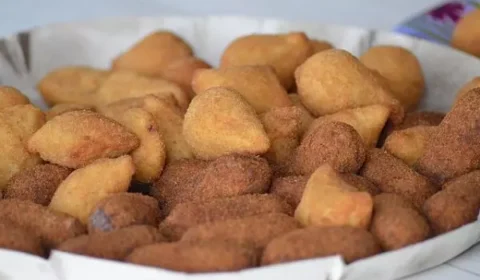 Policiais civis protestam com coxinhas contra vale-alimentação de R$ 12 no RJ