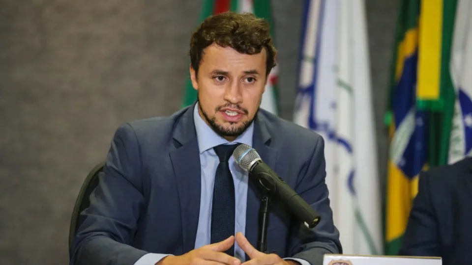 Justiça mantém no cargo procurador que pagou outdoor exaltando a Lava Jato