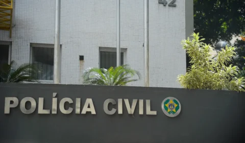 Polícia faz perícia em fábrica que pegou fogo nesta quinta-feira