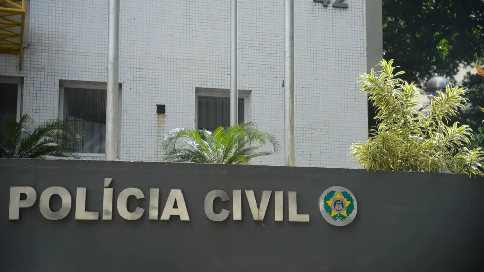 Polícia faz perícia em fábrica que pegou fogo nesta quinta-feira