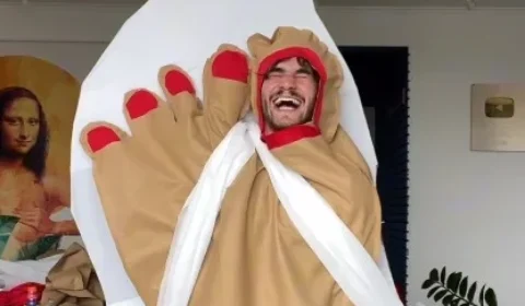 Conheça o badalado influencer que dá dicas de fantasias criativas para o carnaval
