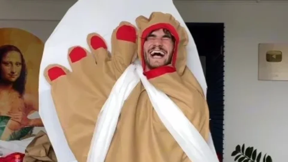 Conheça o badalado influencer que dá dicas de fantasias criativas para o carnaval