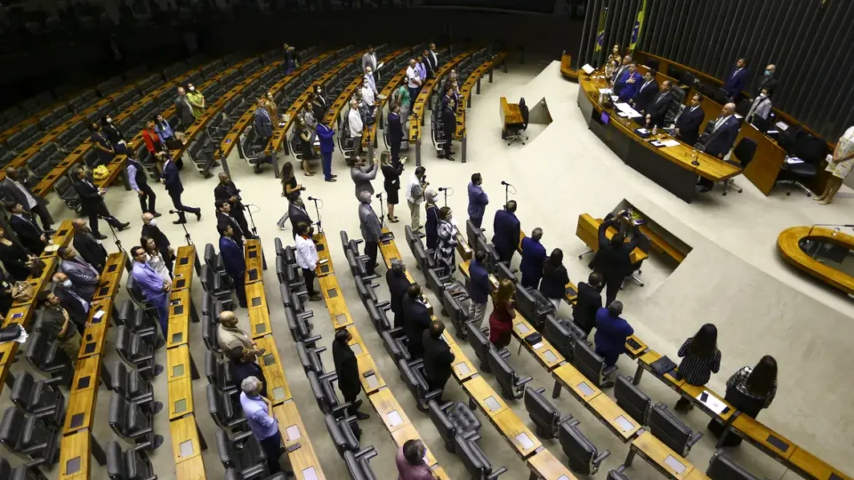 Cúpula da Câmara quer ampliar poder sobre comissões, agora vitaminadas com emendas