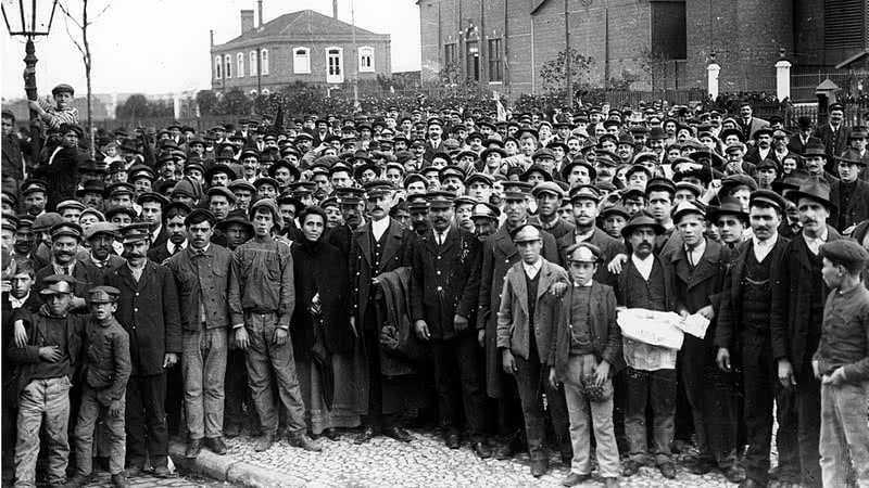 Trabalhadores paralisados em São Paulo em 1917. Imagem: Wikimedia Commons