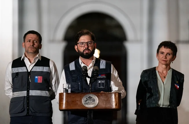 Presidente do Chile Gabriel Boric com o ministro de Energia Diego Pardow e a ministra do Interior Carolina Tohá.