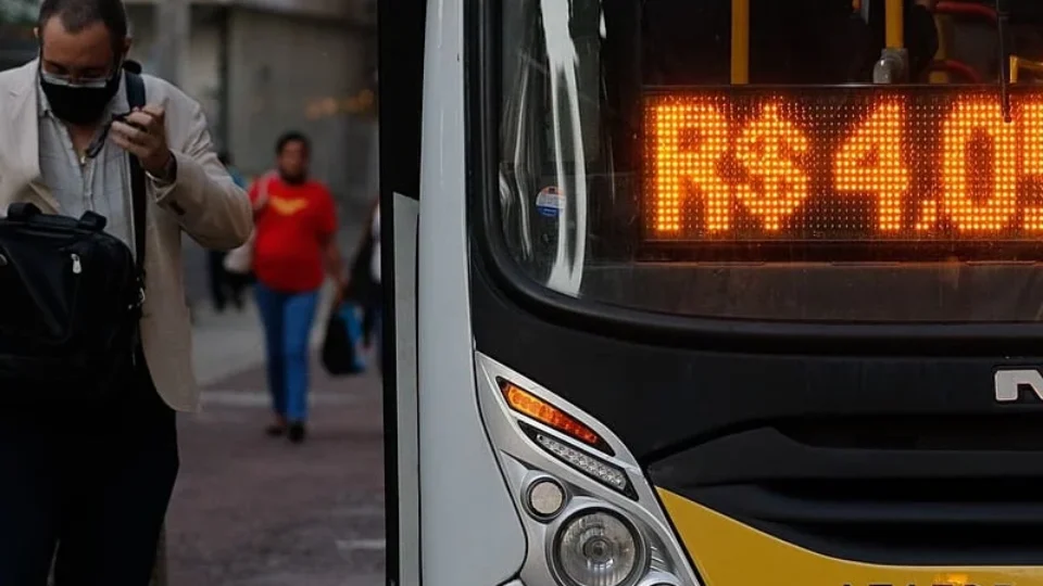 De R$ 3,50 a R$ 6,90: quanto custa andar de ônibus nas capitais do Brasil