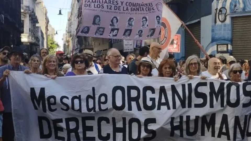 Marcha antifascista reúne milhares nas ruas de Buenos Aires em resposta à declarações de Milei