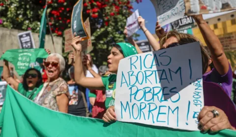 CFM critica ação no STF que pede autorização para enfermeiro fazer aborto legal