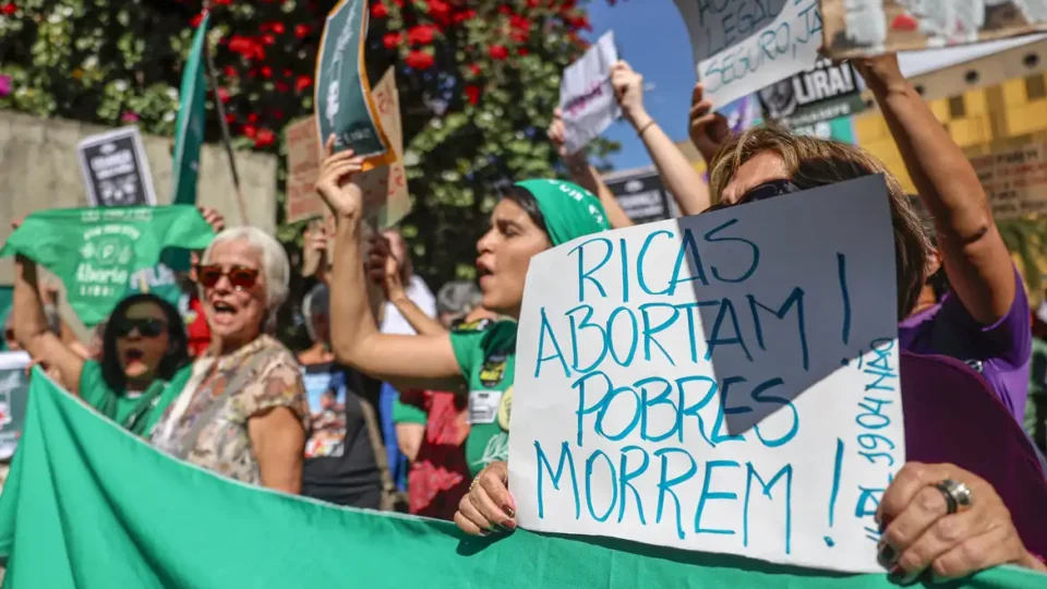 CFM critica ação no STF que pede autorização para enfermeiro fazer aborto legal