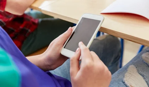 Petição contra veto a celular nas escolas atinge 1,5 milhão de assinaturas