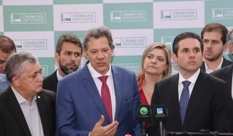 Haddad apresenta 25 medidas a Hugo Motta; supersalários e previdência dos militares estão na lista