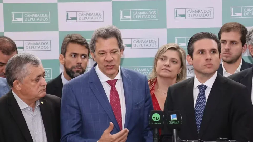 Haddad apresenta 25 medidas a Hugo Motta; supersalários e previdência dos militares estão na lista