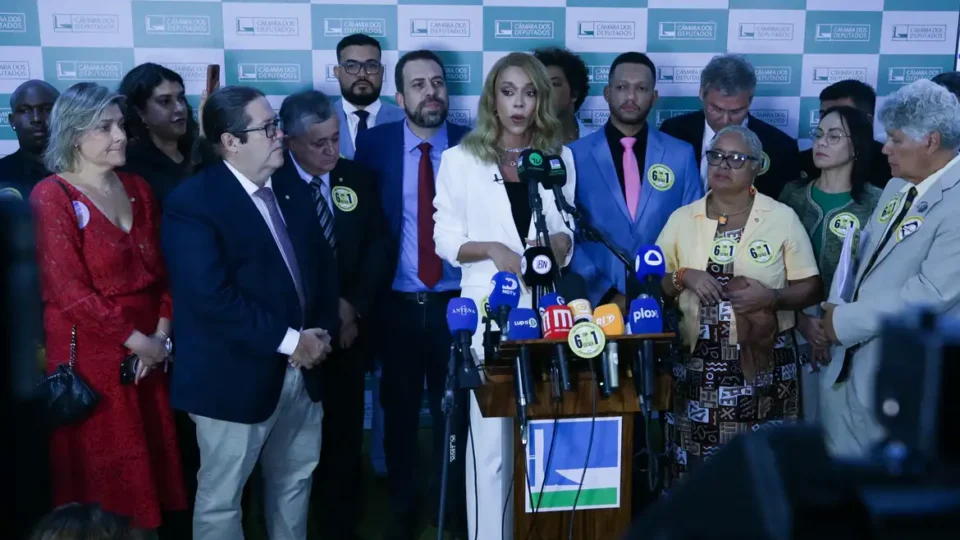 PEC contra escala 6×1 é protocolada na Câmara com 234 assinaturas