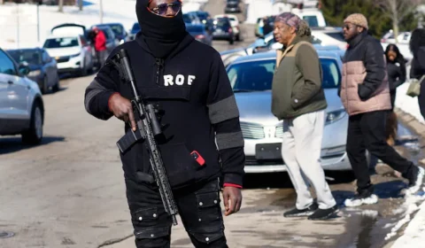 Cidade de maioria negra nos EUA se arma para enfrentar neonazistas
