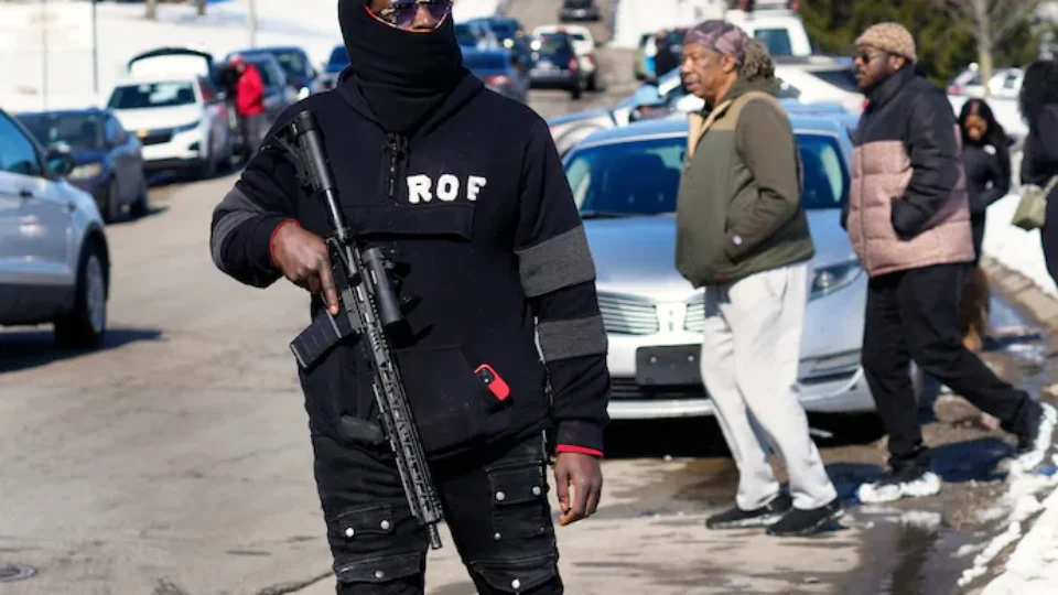 Cidade de maioria negra nos EUA se arma para enfrentar neonazistas