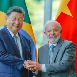 Em recado aos EUA, Xi Jinping diz a Lula que China apoia Brasil contra ‘interferência externa’