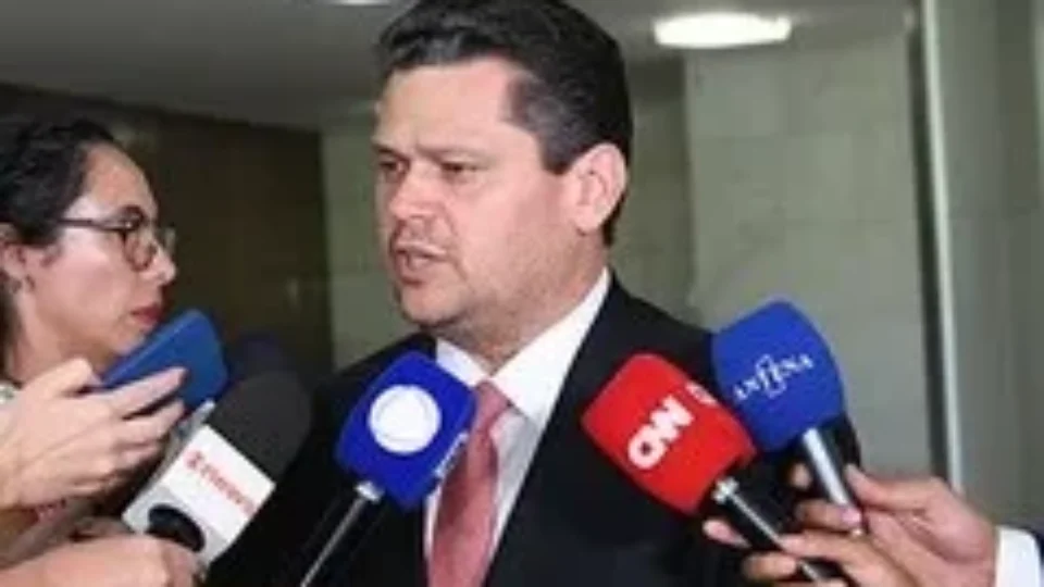 Anistia não está em debate e não é assunto dos brasileiros, diz Alcolumbre