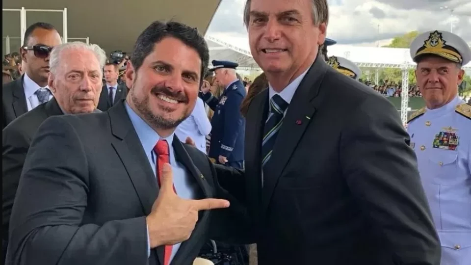 Marcos do Val viaja aos EUA com passaporte diplomático e burla decisão do STF