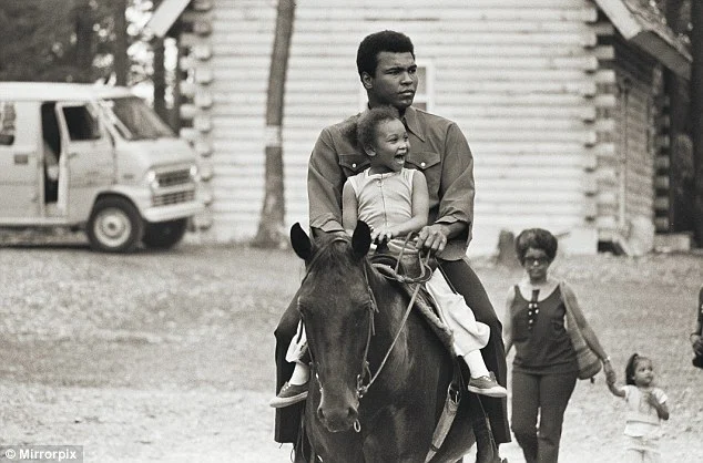Maryum Ali e seu pai, Muhammad Ali, em 1973. Foto: Daily Mail
