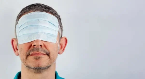 O uso da máscara tampando os olhos é uma analogia ao negacionismo e o impacto que a desinformação teve durante a pandemia. Imagem: divulgação. 