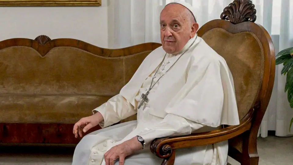 Papa está consciente e repousa no hospital, diz Vaticano