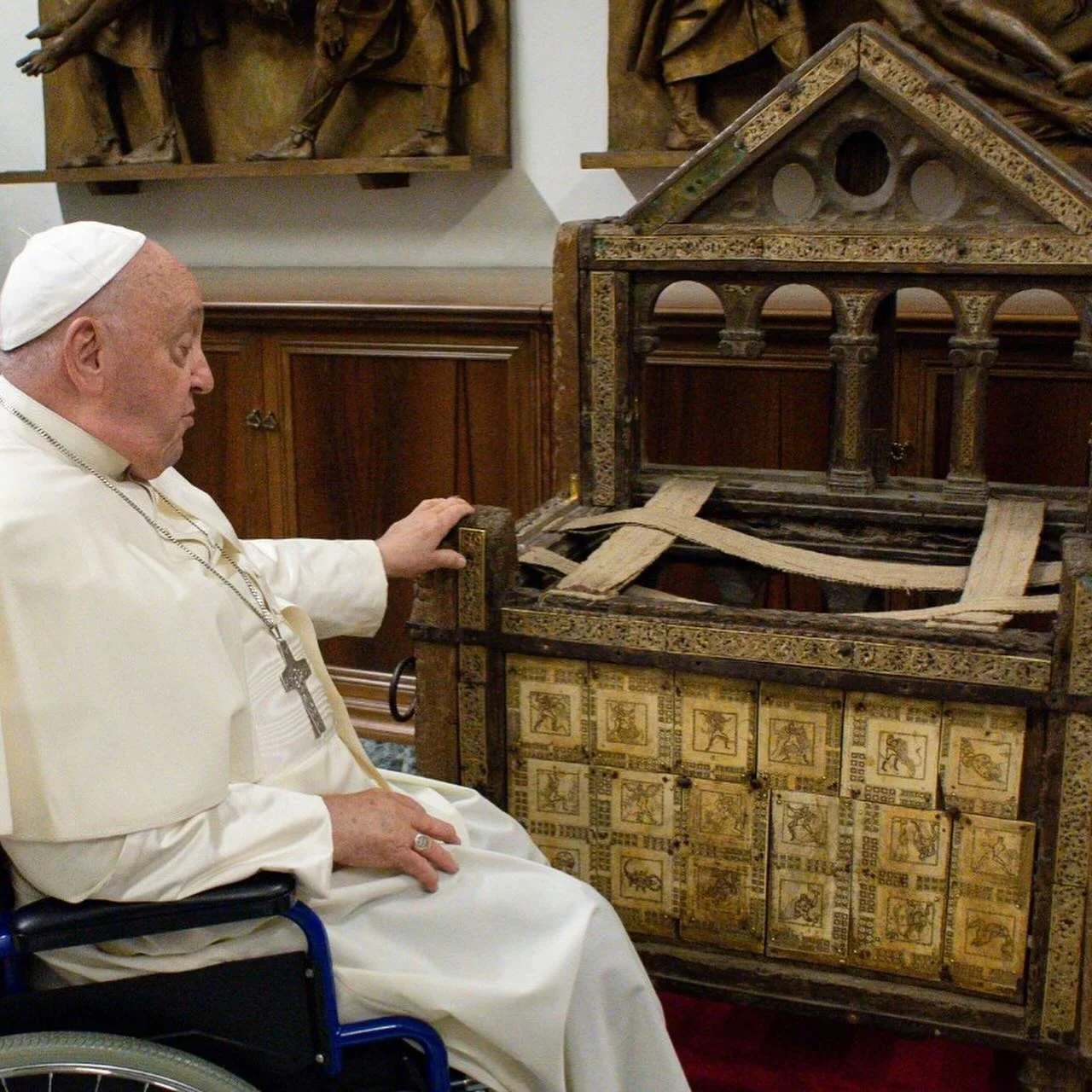 O papa Francisco de cadeira de rodas na Basílica de São Padro, no Vaticano, em outubro de 2024