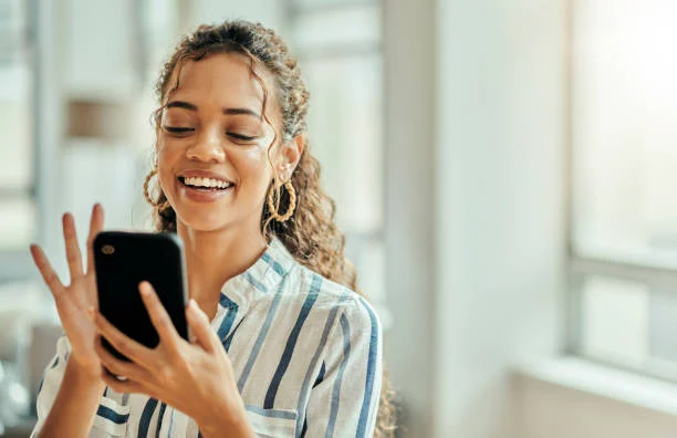 A pesquisa revela que, considerando todos os aparelhos utilizados, os brasileiros passam em média 9h09min por dia conectados à internet. Imagem: iStock