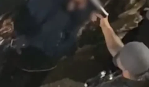 Policial militar aponta arma para homem rendido em São Paulo