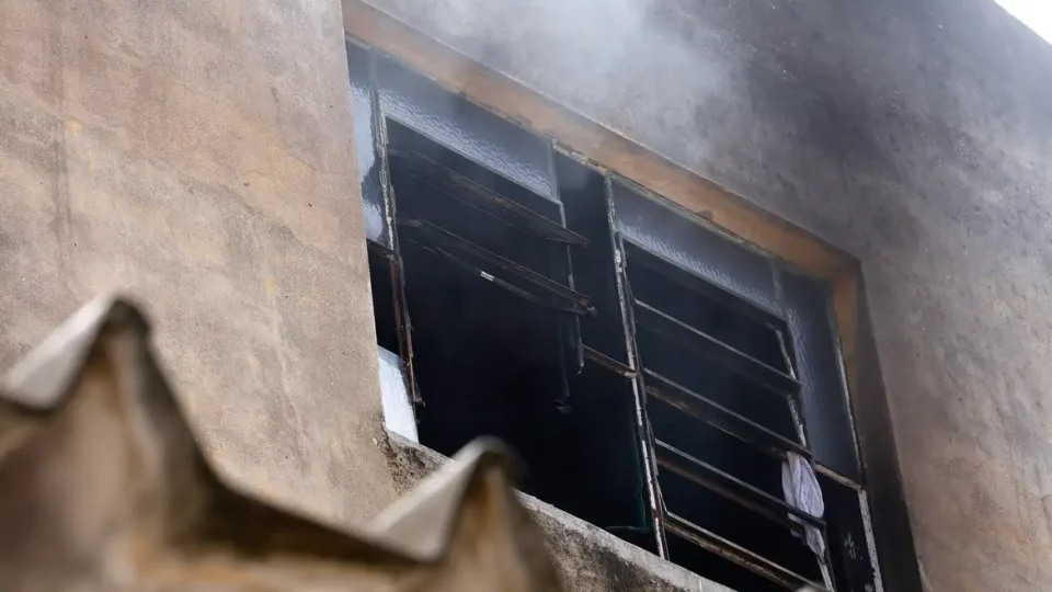 Morre uma das vítimas de incêndio em fábrica de fantasias no RJ