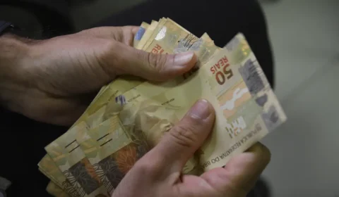 Ter que fazer bico para pagar dívidas pode explicar mau humor do brasileiro com a economia, aponta pesquisa