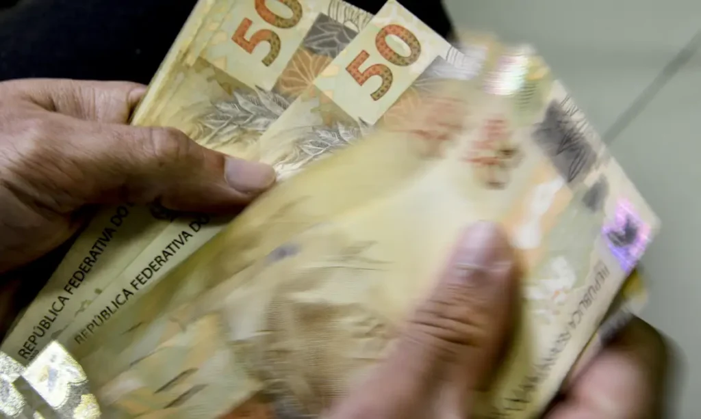 Renda média das famílias chega a R$ 2.264 e é recorde em 2025