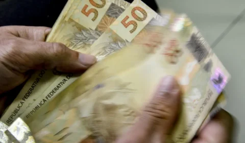 Renda média das famílias chega a R$ 2,2 mil e é recorde em 2025
